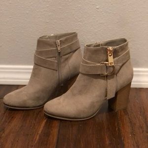 Women’s size 6.5 beige ankle boots